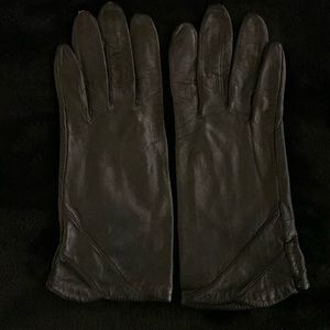 Women’s black gloves